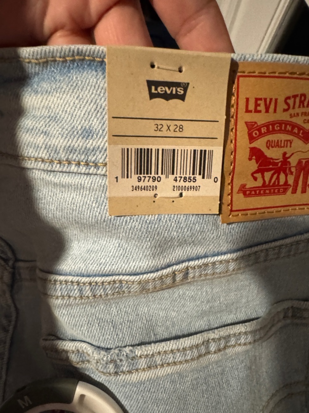Size 32x28 Levi’s Wedgie Straight Jeans - Picture 4 of 6